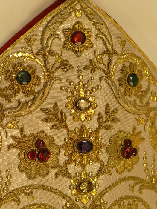 Mitre : détail des pierres et des broderies