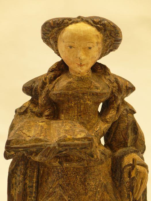 Statuette : vue à mi-corps de face