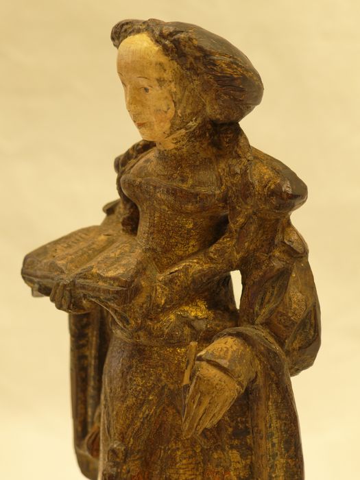 Statuette : vue à mi-corps de trois-quart senestre