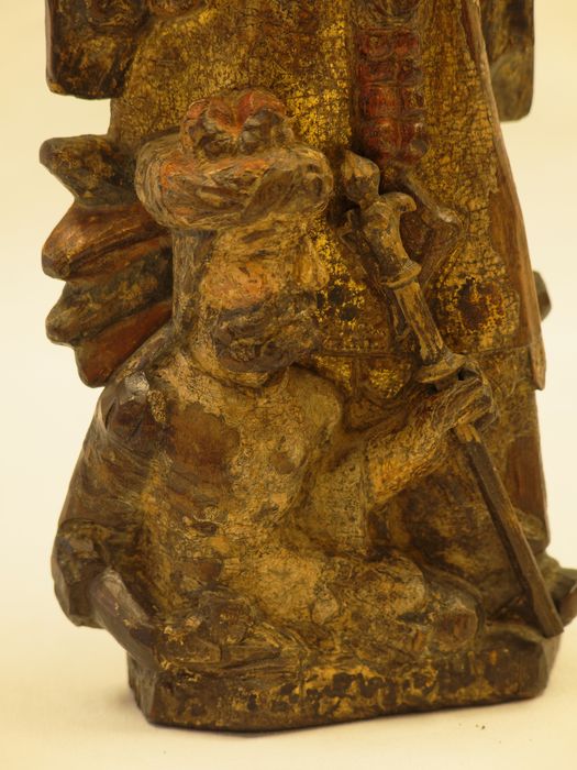 Statuette : détail du personnage aux pieds de sainte Catherine