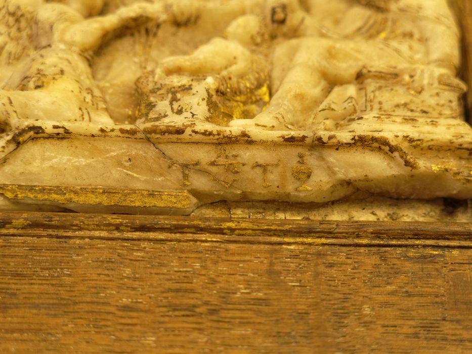 Haut-relief : détail de la signature