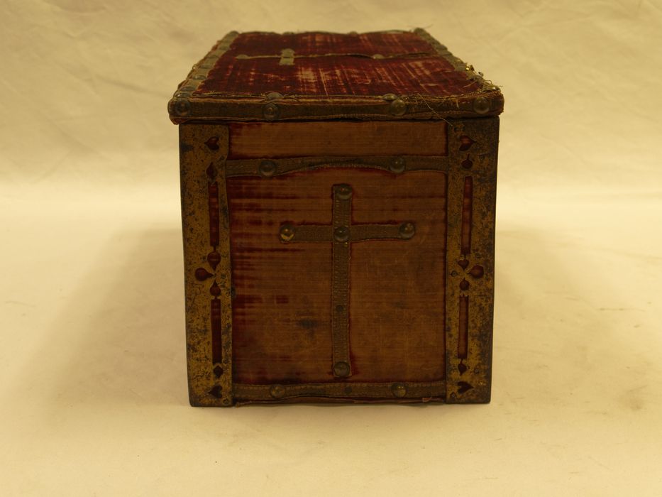 Coffret : vue latérale dextre - © conservation régionale des Monuments historiques Bourgogne-Franche-Comté
