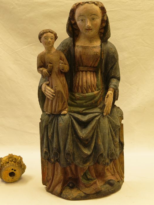 Statuette : vue générale de face - © conservation régionale des Monuments historiques Bourgogne-Franche-Comté