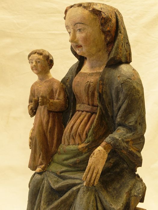 Statuette : vue à mi-corps de trois quarts senestre - © conservation régionale des Monuments historiques Bourgogne-Franche-Comté