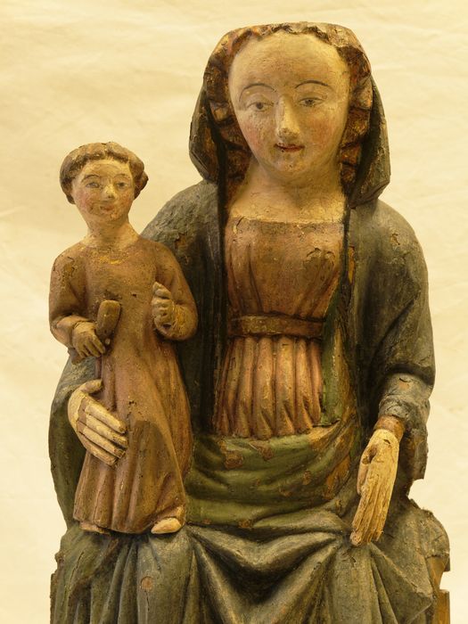 Statuette : vue à mi-corps de face