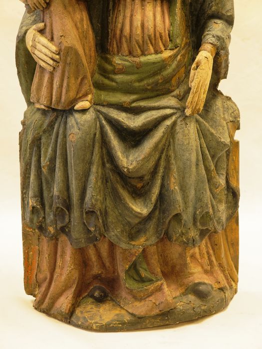 Statuette : vue de face de la motié inférieure