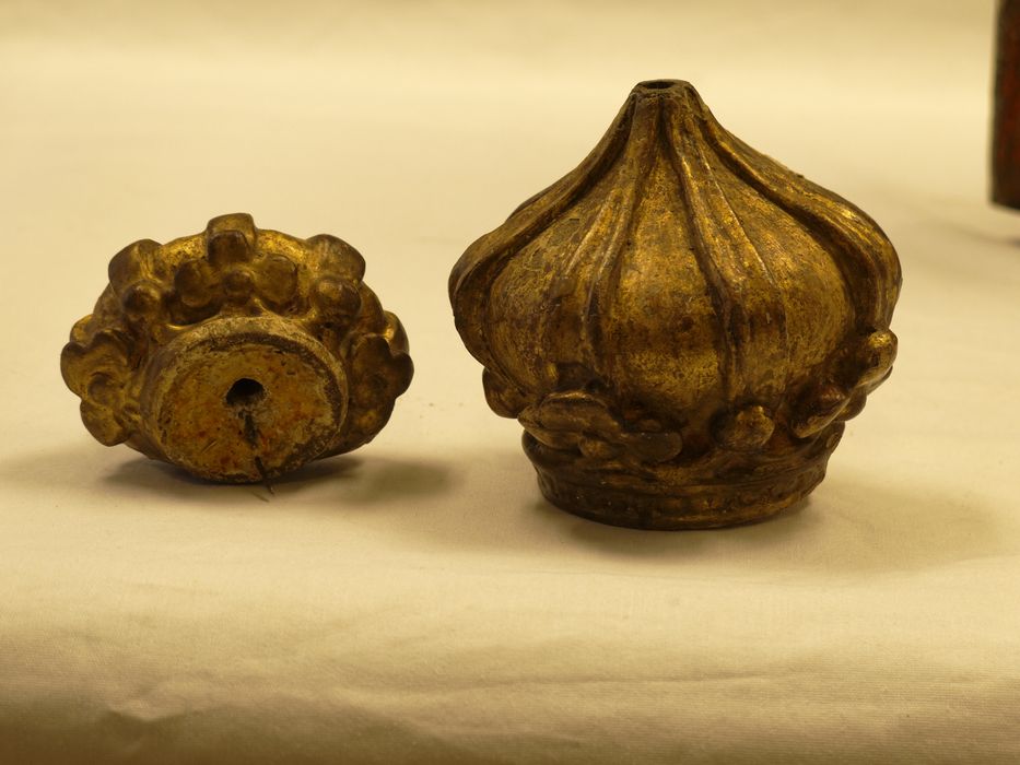 Statuette : vue de face des deux couronnes