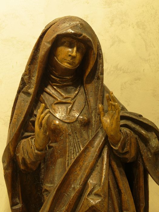 Vierge : vue partielle de face