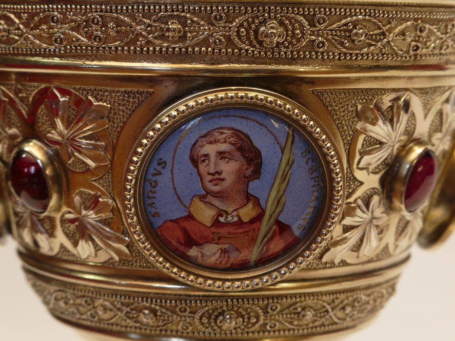 Calice : vue partielle de la coupe et du médaillon de saint Etienne