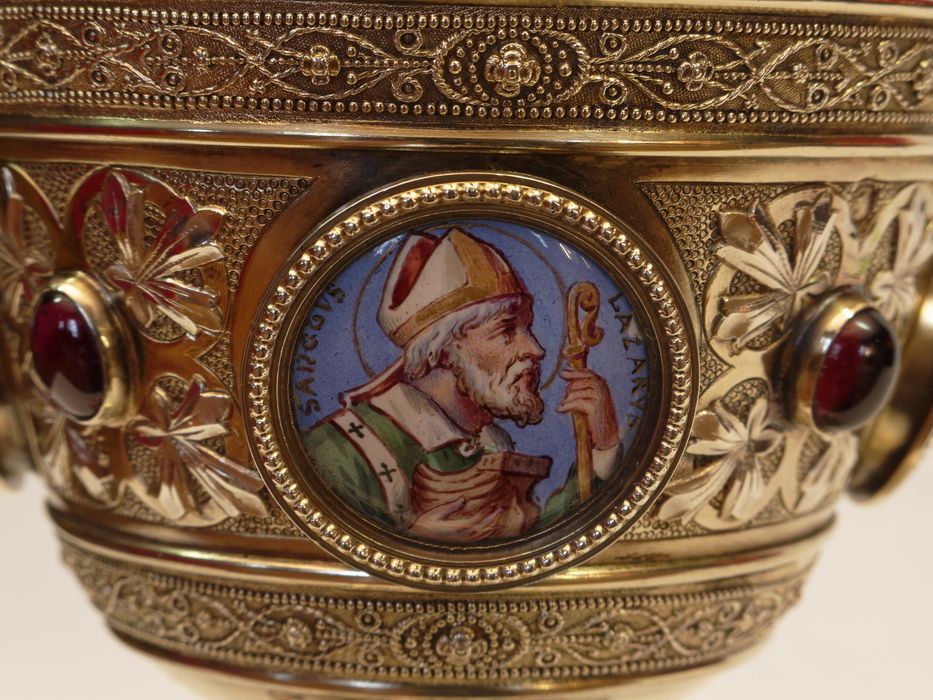 Calice : vue partielle de la coupe et du médaillon de saint Lazare
