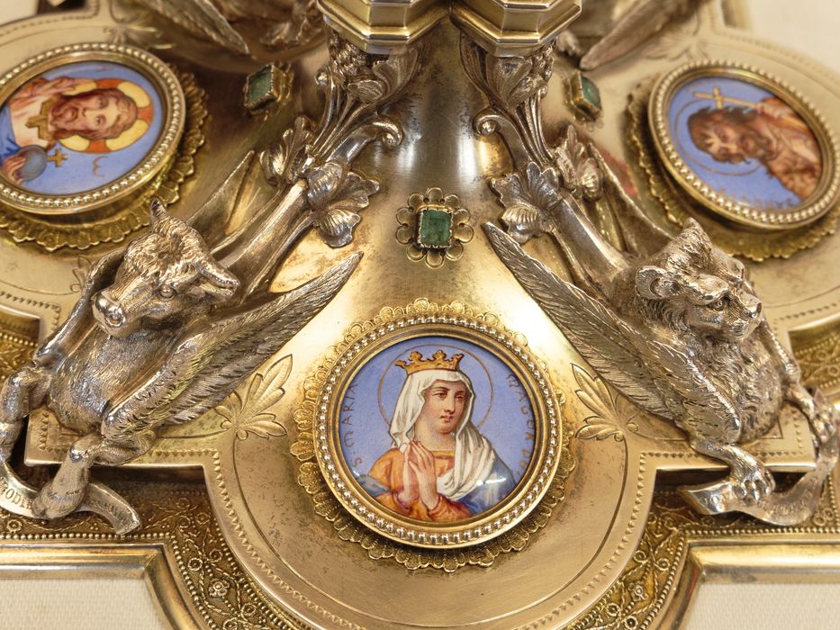 Calice : vue partielle du pied et du médaillon de la Vierge