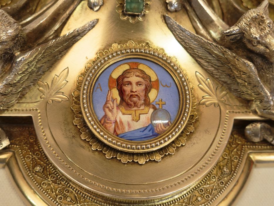 Calice : détail du médaillon du Christ sur le pied