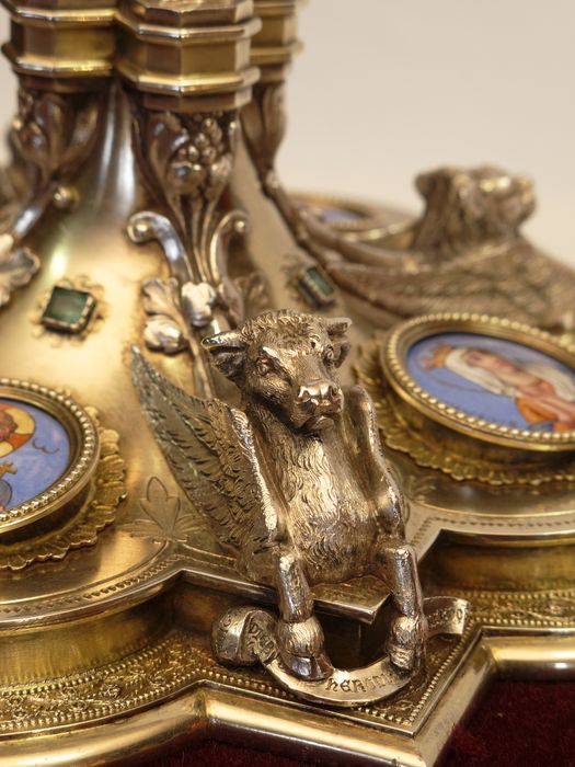 Calice : détail de la statuette du taureau de saint Mathieu sur le pied