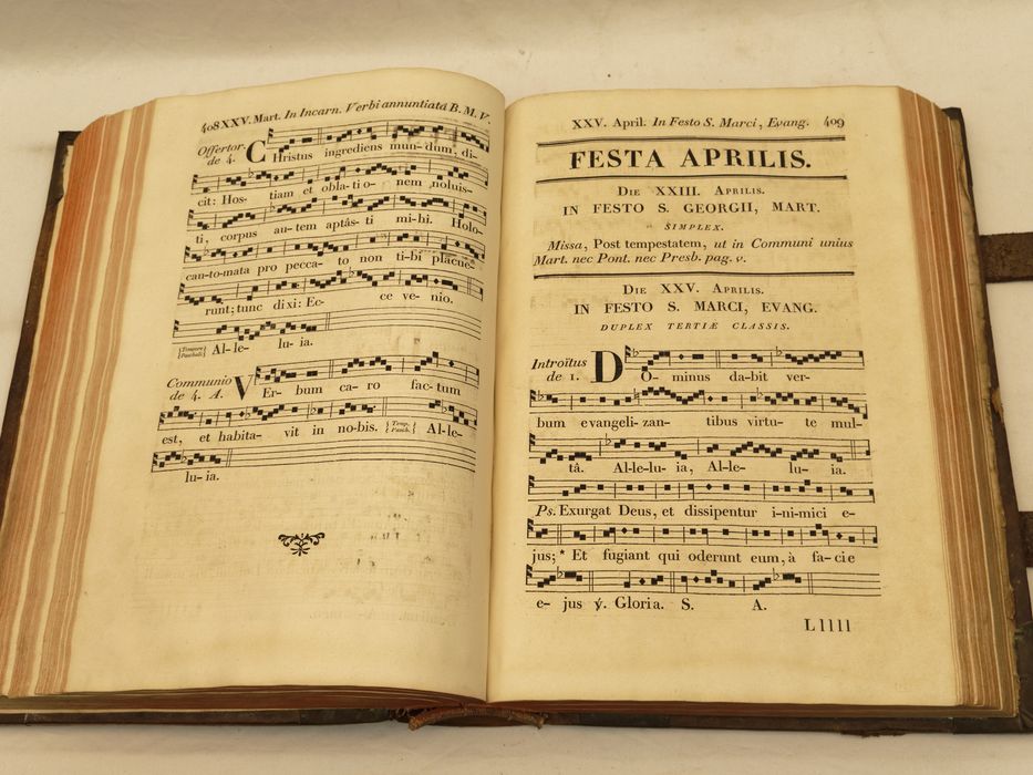 Livre : vue d'une double page du mois d'avril - © conservation régionale des Monuments historiques Bourgogne-Franche-Comté