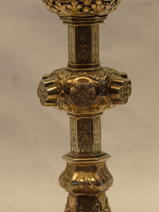 Calice : vue partielle de la tige - © conservation régionale des Monuments historiques Bourgogne-Franche-Comté
