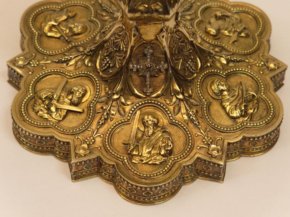 Calice : vue partielle du pied et des médaillons de saint André, saint Paul et saint Simon - © conservation régionale des Monuments historiques Bourgogne-Franche-Comté