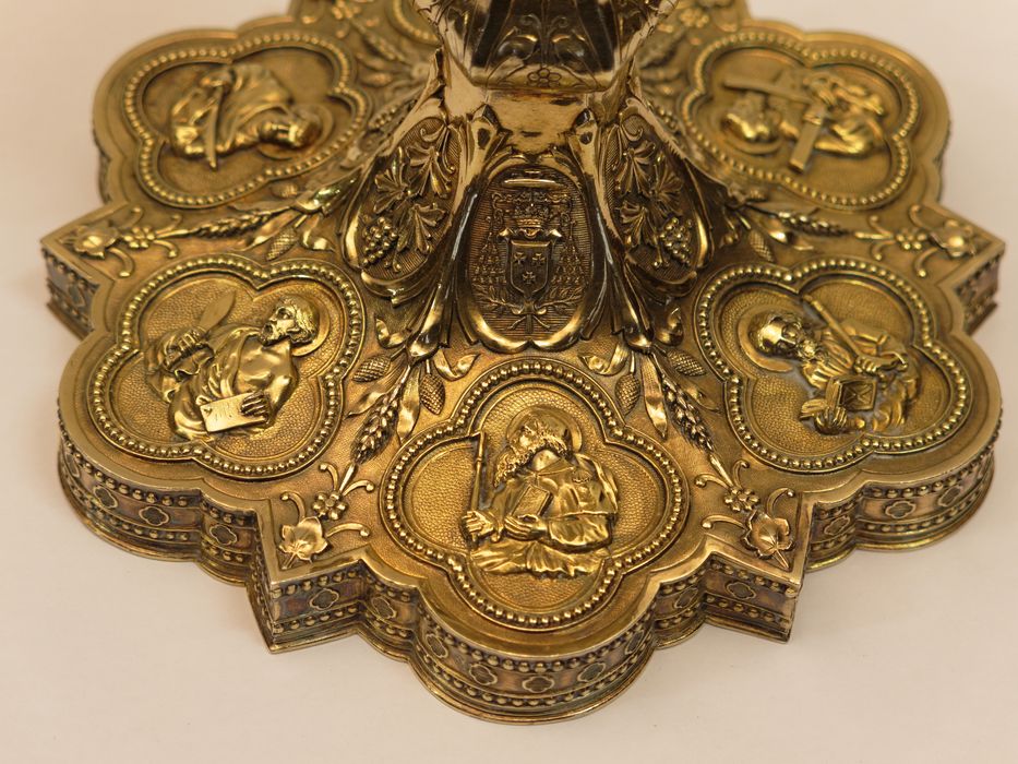 Calice : vue partielle du pied et des médaillons de saint Barthélemy, saint Jacques le Majeur, saint Jude - © conservation régionale des Monuments historiques Bourgogne-Franche-Comté