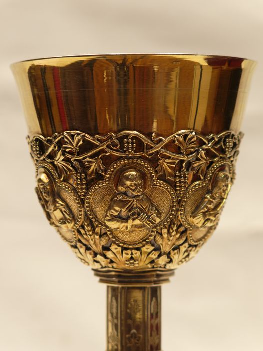 Calice : vue partielle de la coupe et du médaillon de saint Pierre - © conservation régionale des Monuments historiques Bourgogne-Franche-Comté