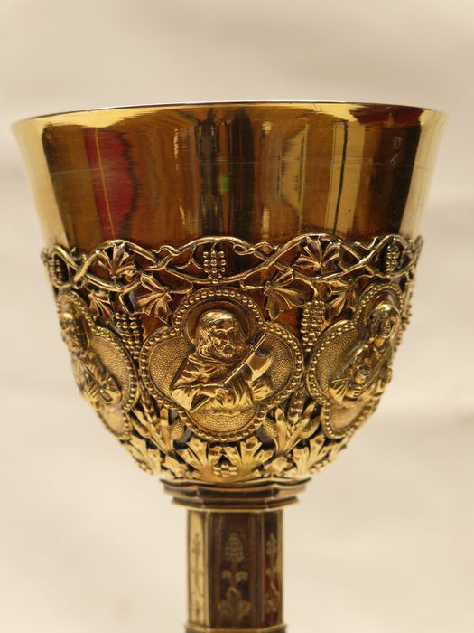 Calice : vue partielle de la coupe et du médaillon de saint Mathieu