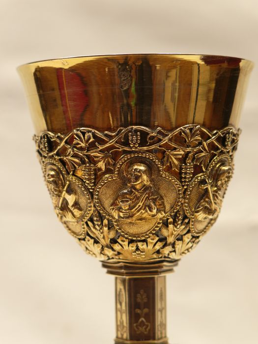 Calice : vue partielle de la coupe et du médaillon de saint Jean