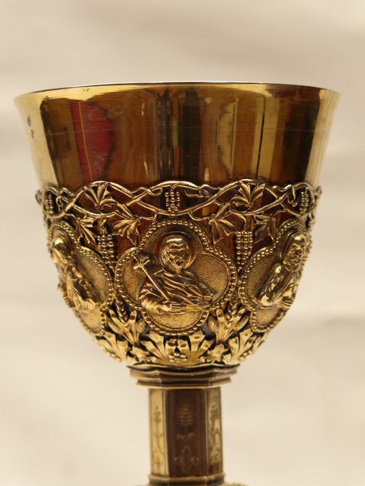 Calice : vue partielle de la coupe et du médaillon de saint Philippe