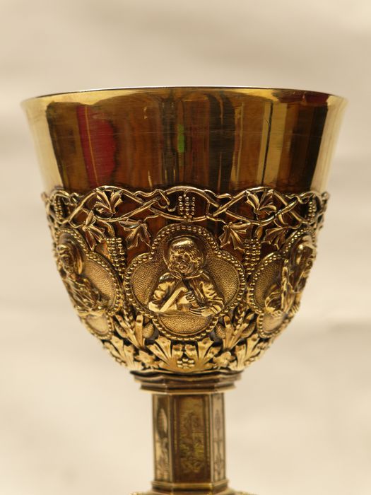 Calice : vue partielle de la coupe et du médaillon de saint Thomas