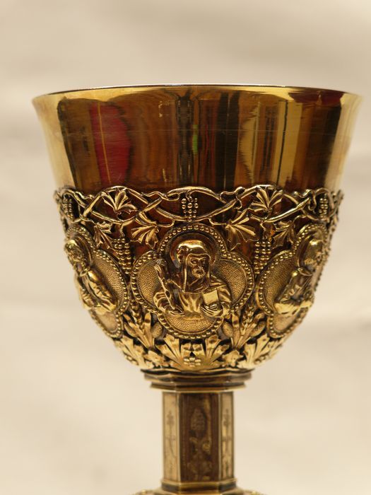 Calice : vue partielle de la coupe et du médaillon de saint Jacques le Mineur