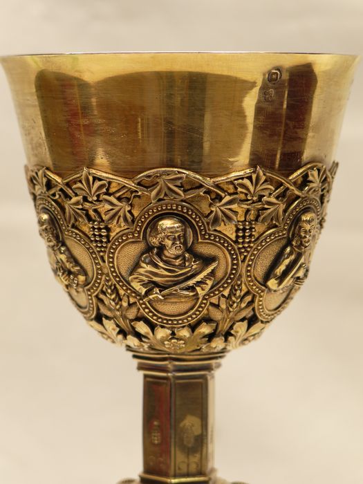 Calice : vue partielle de la coupe et du médaillon de saint Simon