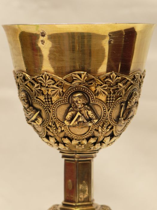 Calice : vue partielle de la coupe et du médaillon de saint Thomas