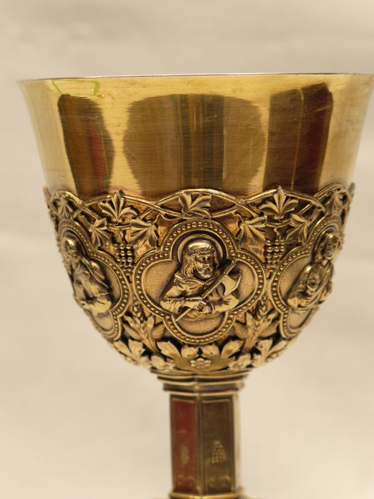 Calice : vue partielle de la coupe et du médaillon de saint Mathieu