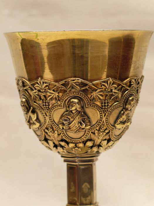 Calice : vue partielle de la coupe et du médaillon de saint Jean