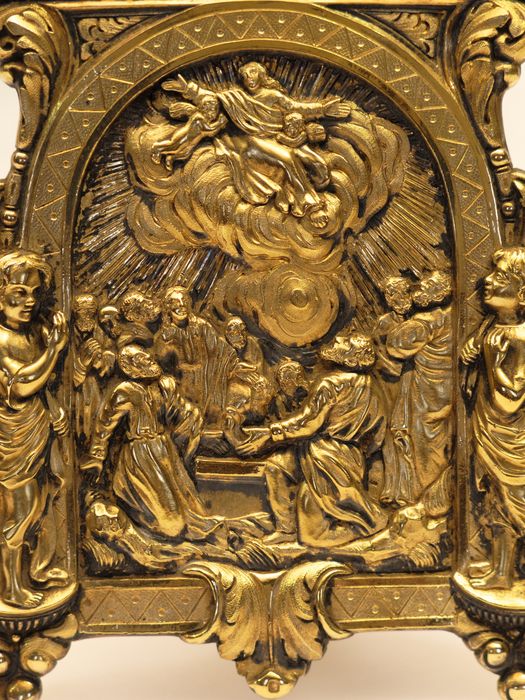 Baiser de paix de l'Assomption : vue rapprochée sur la scène
