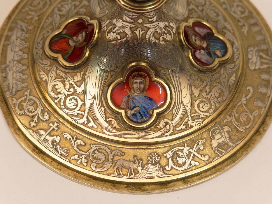 Calice : vue partielle du pied et du médaillon de saint Louis