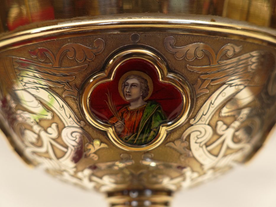 Calice : vue partielle de la coupe et du médaillon de saint Etiene