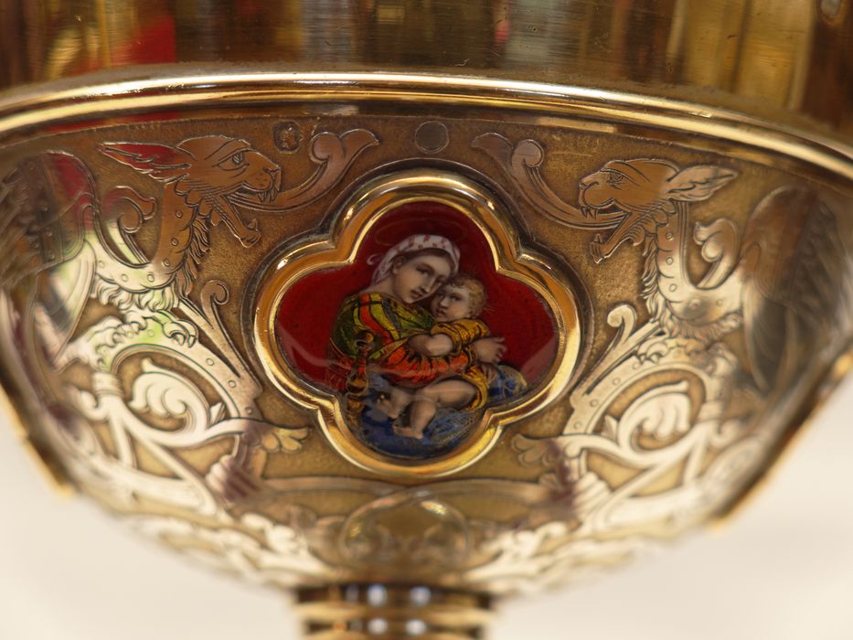 Calice : vue partielle de la coupe et du médaillon de la Vierge à l'Enfant