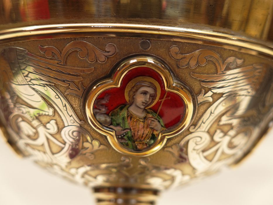 Calice : vue partielle de la coupe et du médaillon de sainte Marguerite