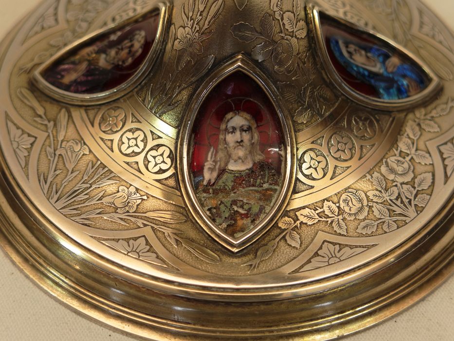 Calice : vue partielle du pied et du médaillon du Christ bénissant