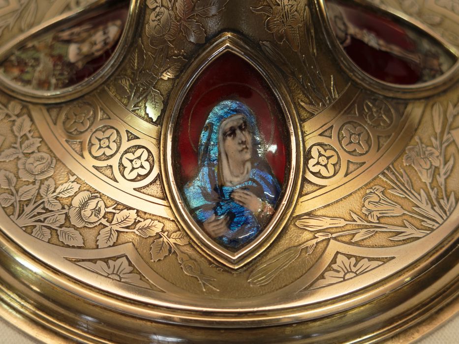 Calice : vue partielle du pied et du médaillon de la Vierge