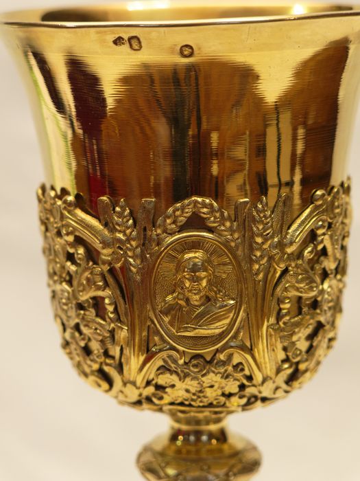 Calice : vue partielle de la coupe et du médaillon du Christ