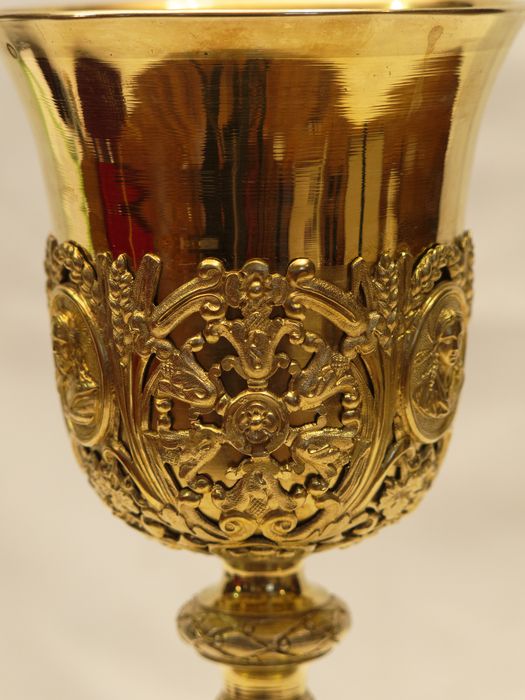Calice : vue partielle de la coupe et du décor floral