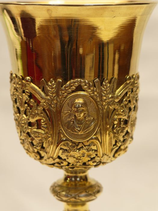 Calice : vue partielle de la coupe et du médaillon de saint Jean