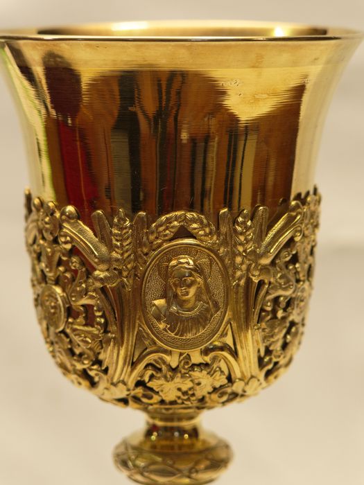Calice : vue partielle de la coupe et du médaillon de la Vierge