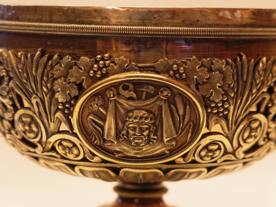 Ciboire : vue partielle de la coupe et du médaillon des Instruments de la Passion