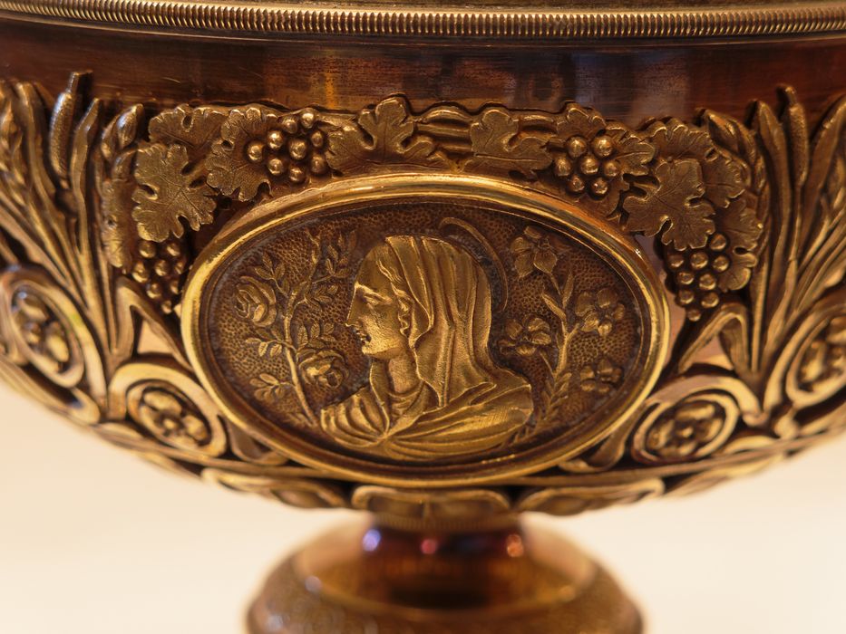 Ciboire : vue partielle de la coupe et du médaillon de la Vierge