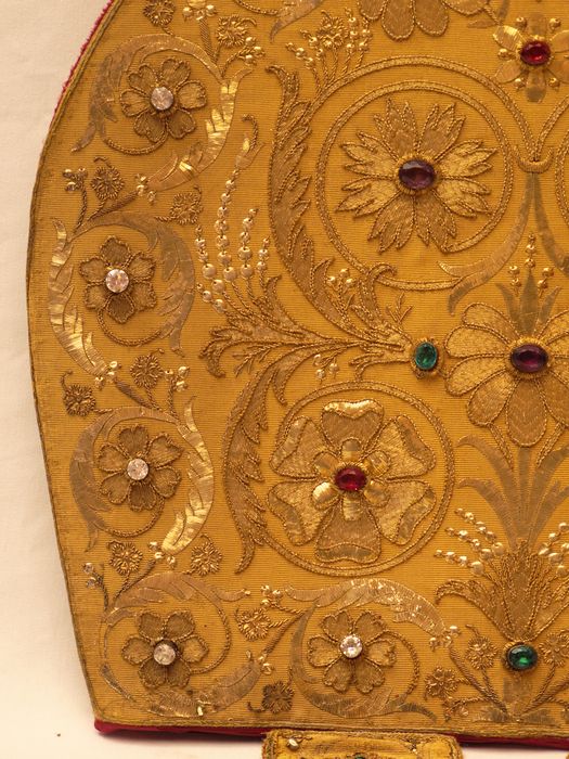 Mitre : détail du décor de la mitre