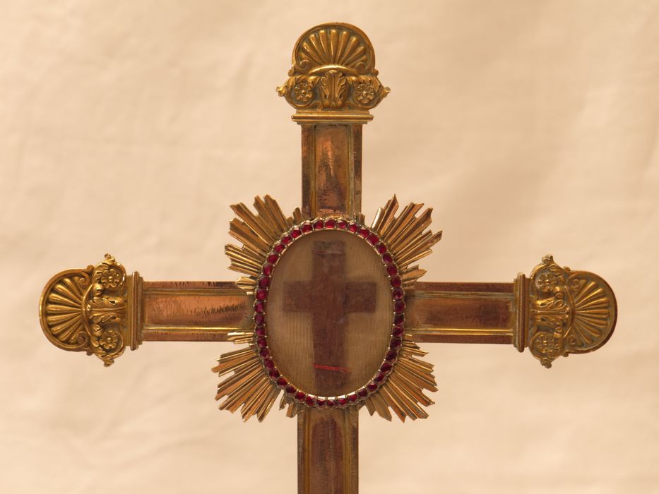 Croix-reliquaire : vue partielle des bras de la croix et de la boîte à reliques