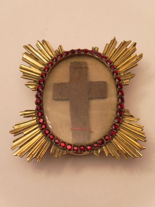 Croix-reliquaire : vue de la boîte à reliques