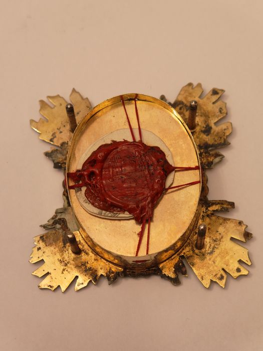 Croix-reliquaire : vue du sceau au dos de la boîte à reliques