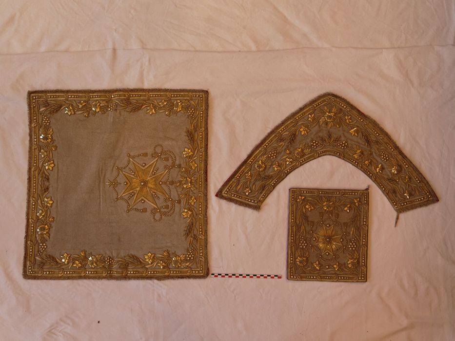 Voile de calice, bourse de corporal, surhuméral