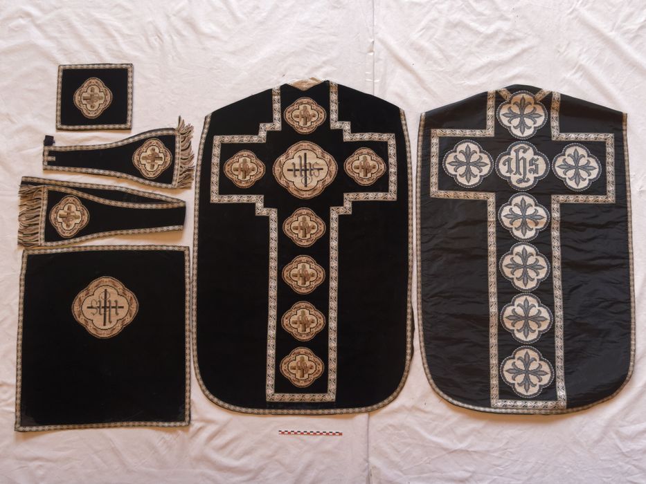 Chasubles, manipules, voile de calice, bourse de corporal : vue générale - © conservation régionale des Monuments historiques Bourgogne-Franche-Comté